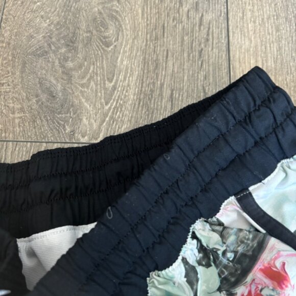 Lululemon Tracker Short III *4-way Stretch - Picture 8 of 8